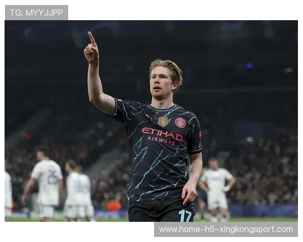 德布劳内长传穿透防线,助攻福登门前推射 德布劳内长传穿透防线,助攻福登门前推射