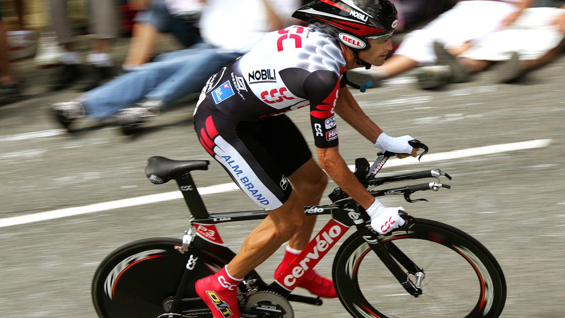 巴萨灵活站位打穿对方防守中轴,巴萨的打法